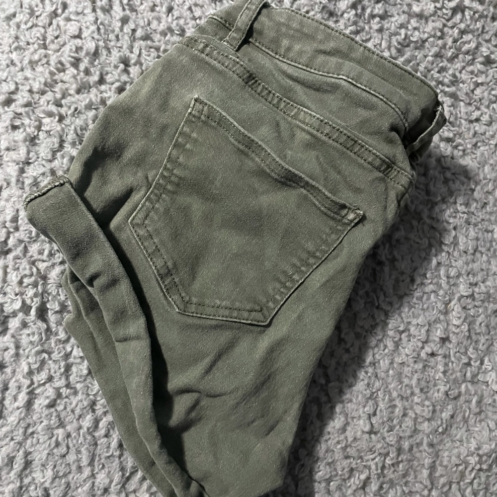 Adorable army green H&M high waisted shorts!!